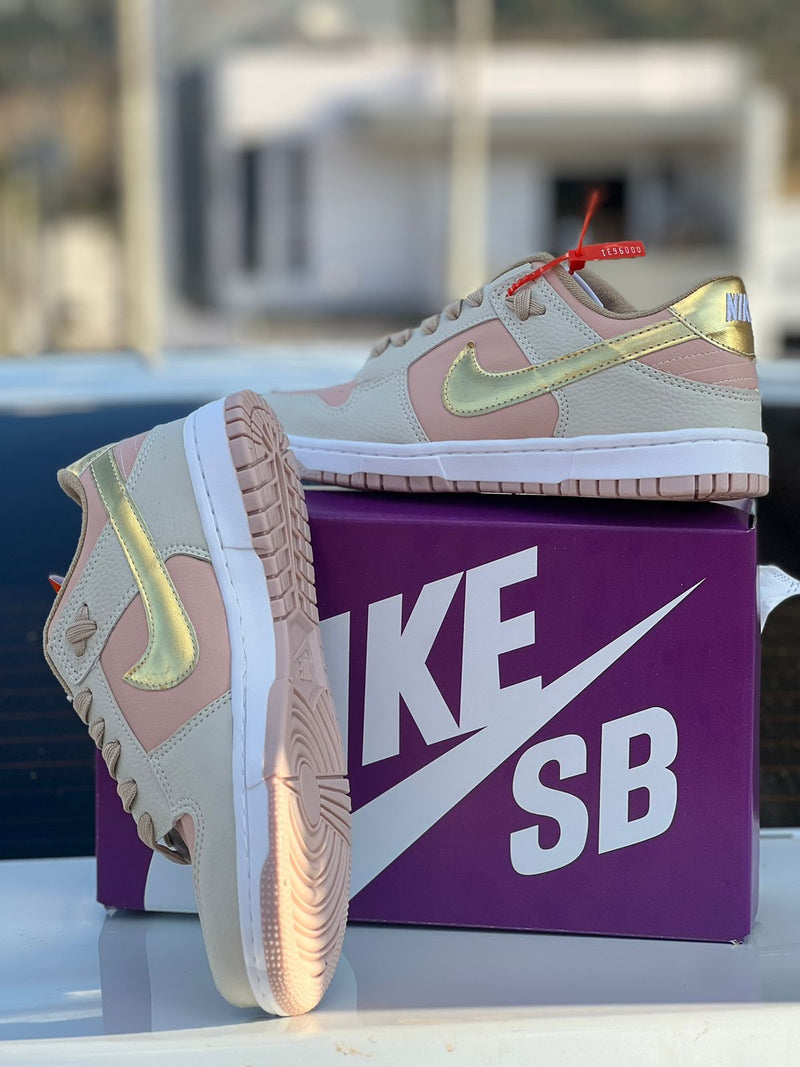 Tênis Nike Dunk Low SB Feminino